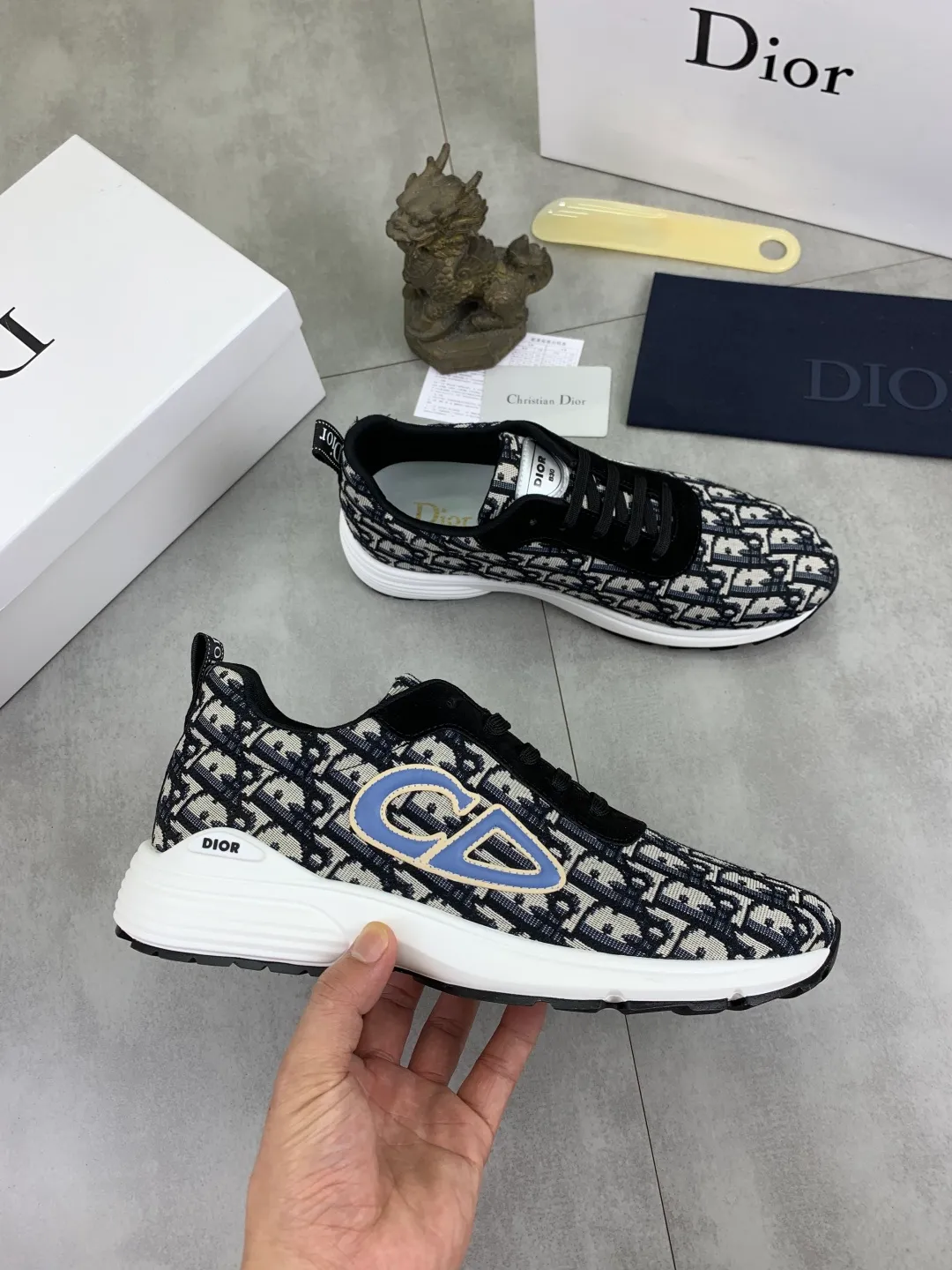 Men's shoes 💰P420 New Dior Chrono 2025 new product B30 series, in white and black fly woven series, decorated with computer-printed CD logo on both sides, star patch on the tongue and Dior logo on the heel, many details highlight the style. The interior is matched with the original color matching mesh, and the interior of the body is supported by low-temperature shaping sheets, and is filled with light feather cotton to keep the interior full and soft against the feet. The exclusive open-molded outsole adopts a one-piece molding process, so there is no need to worry about problems such as the opening and falling of sole decorative accessories. It is light and comfortable to wear, yet strong and wear-resistant. The two-color shoelaces are accessorized with exquisite metal five-pointed star pendants, creating a high-end, trendy and casual look at all times. Color: 5️⃣ colors available, code number: 38-44 (45 customized)